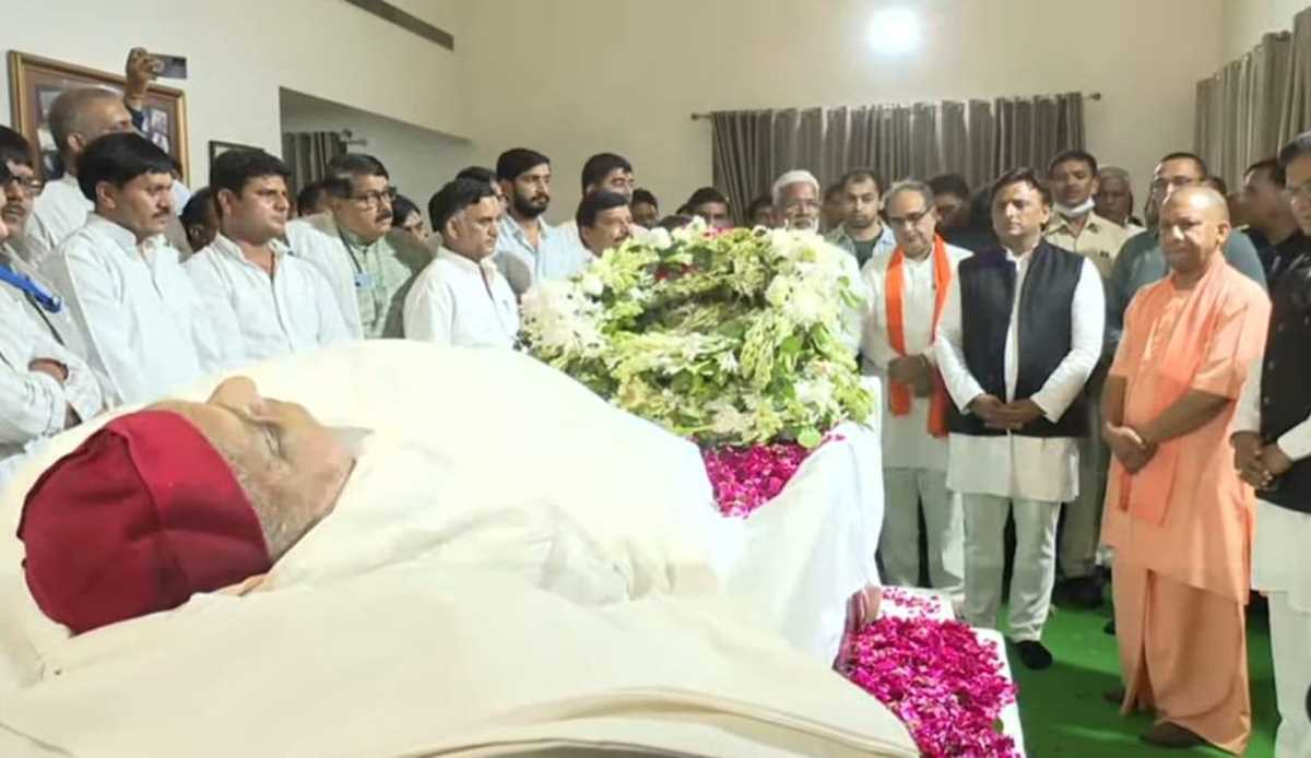 सैफई पहुंचा मुलायम सिंह का पार्थिव शव, सीएम योगी ने दी श्रद्धांजलि